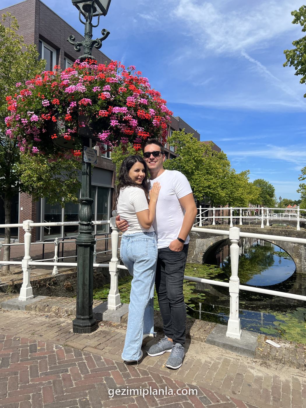 Delft'te kanal, kopru ve cicekler