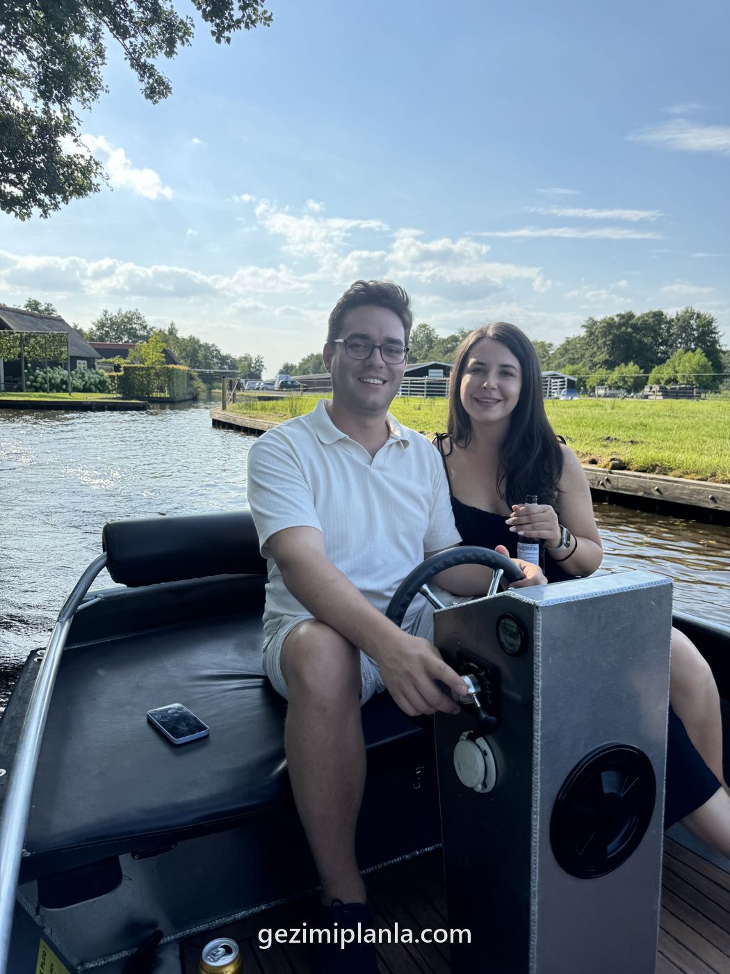 Giethoorn'da kanal ve tekneler