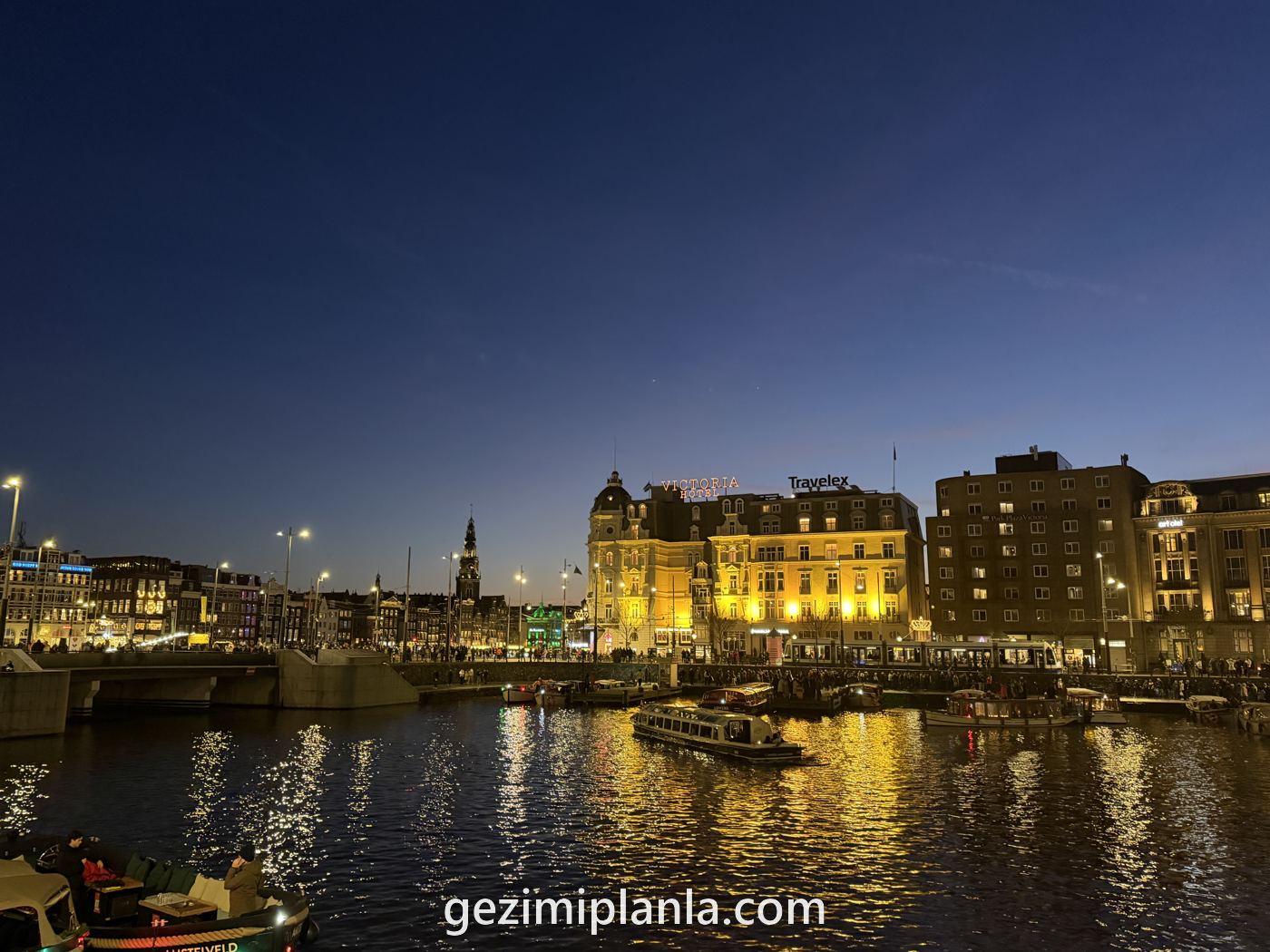 Gece suyun karsisindan Amsterdam silueti