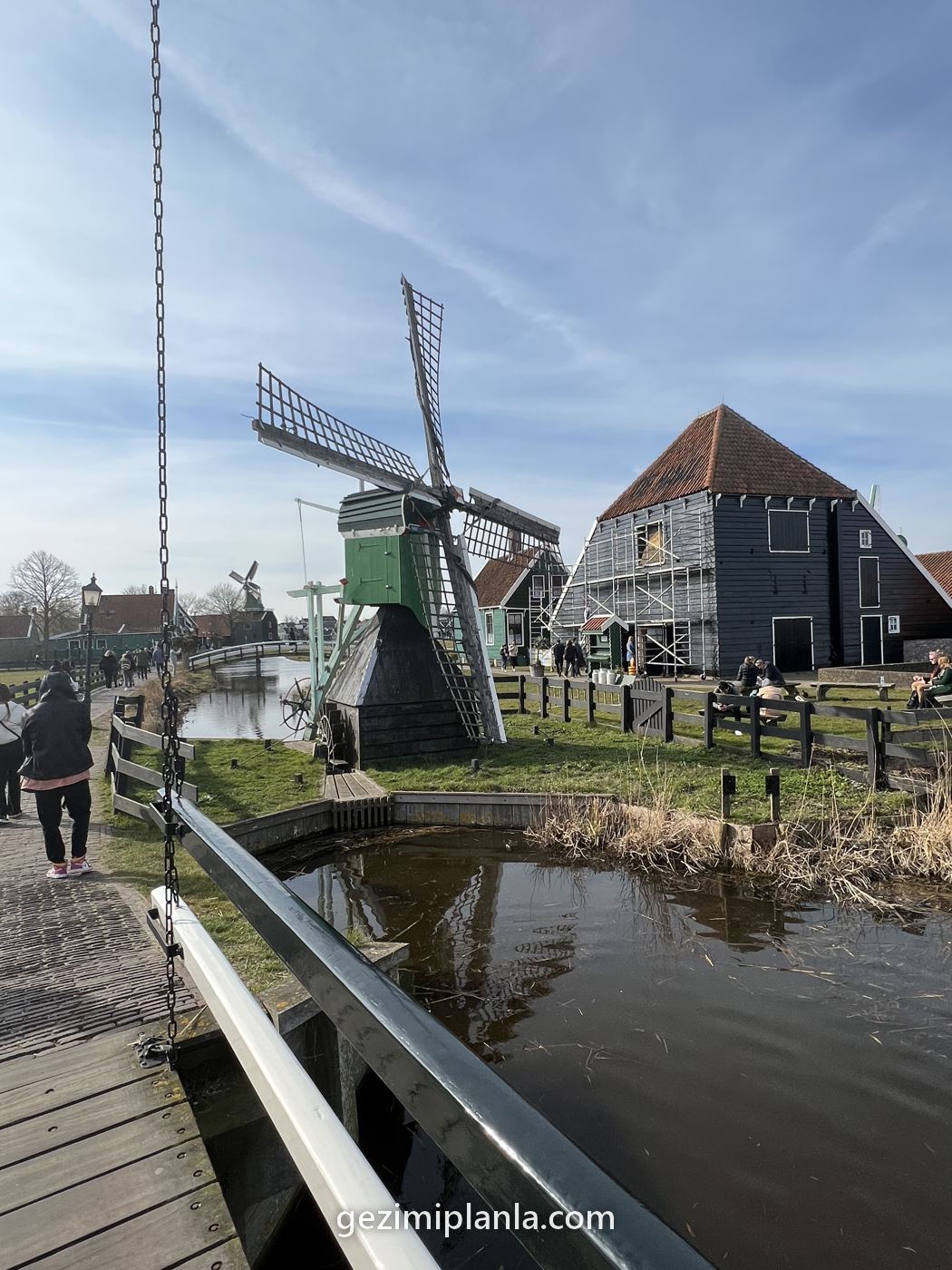 Zaanse Schans'ta yel degirmenleri ve ahsap evler