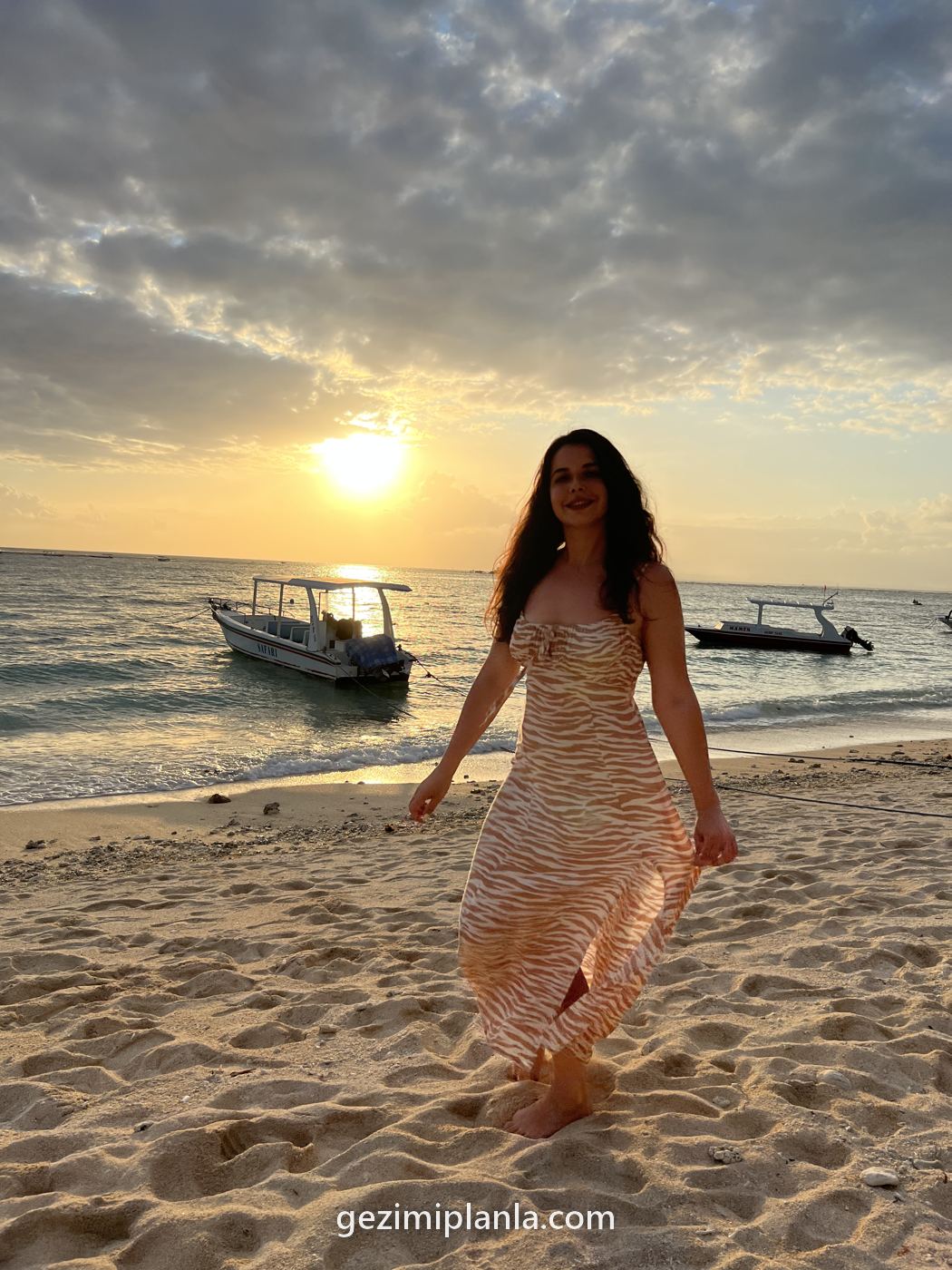Lembongan'da gün batımında sahil ve tekneler