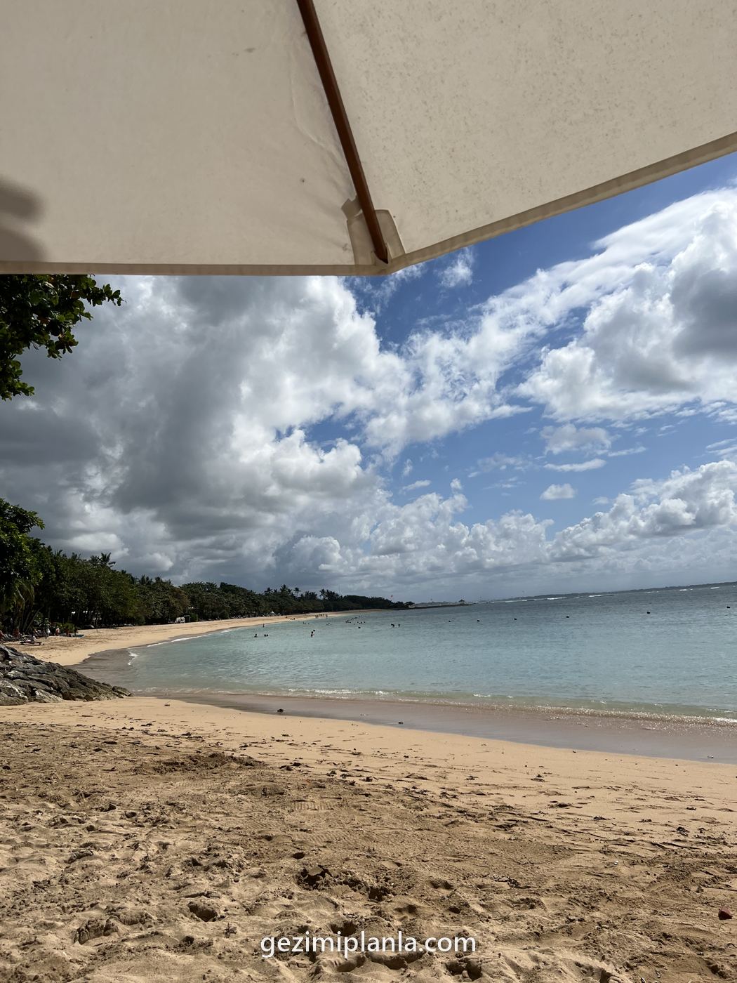 Lembongan'da kumsal ve çamlar