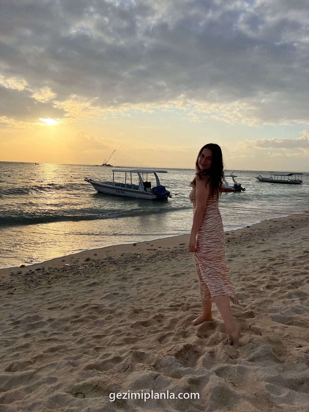 Bali'de sahilde gun batimi