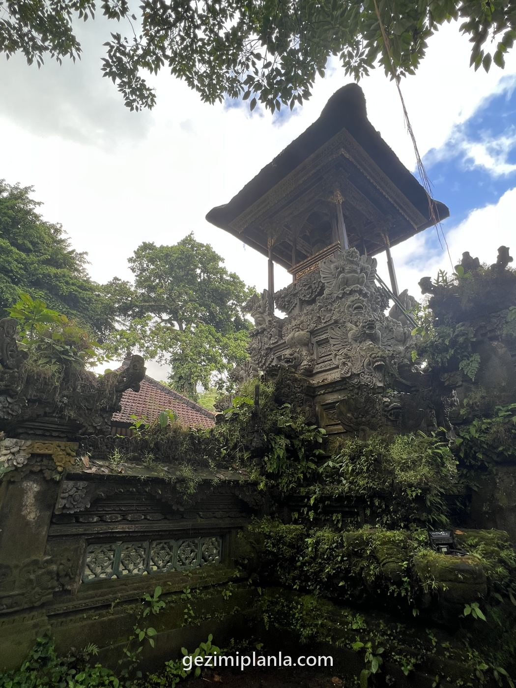 Ubud'da geleneksel tapınak kapısı