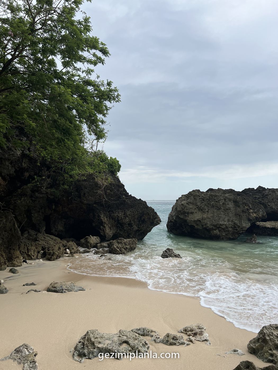 Uluwatu'da kayalık plaj ve deniz