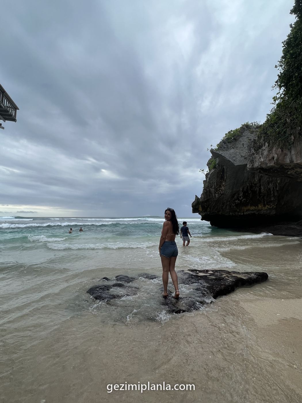 Uluwatu'da kayaların arasındaki koy