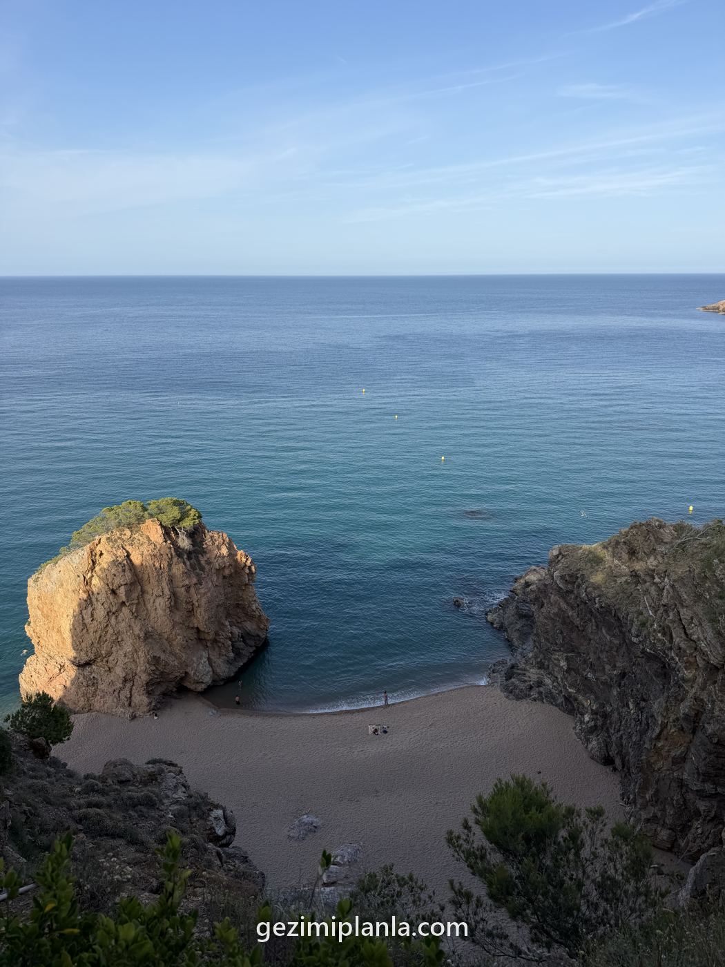 Begur kıyısında çam ve kayalıklar