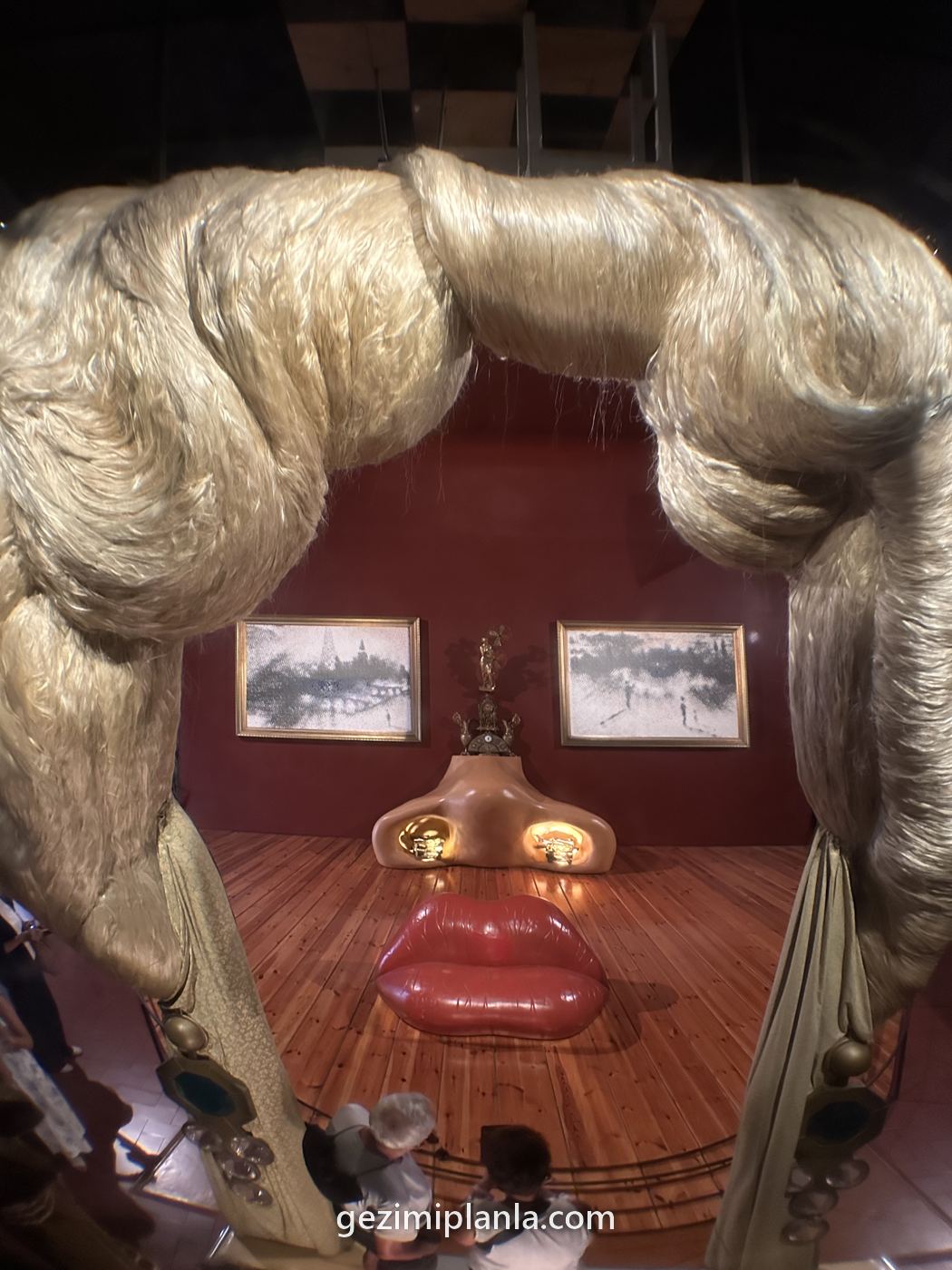 Mae West odası: yüz şeklinde düzenlenmiş salon