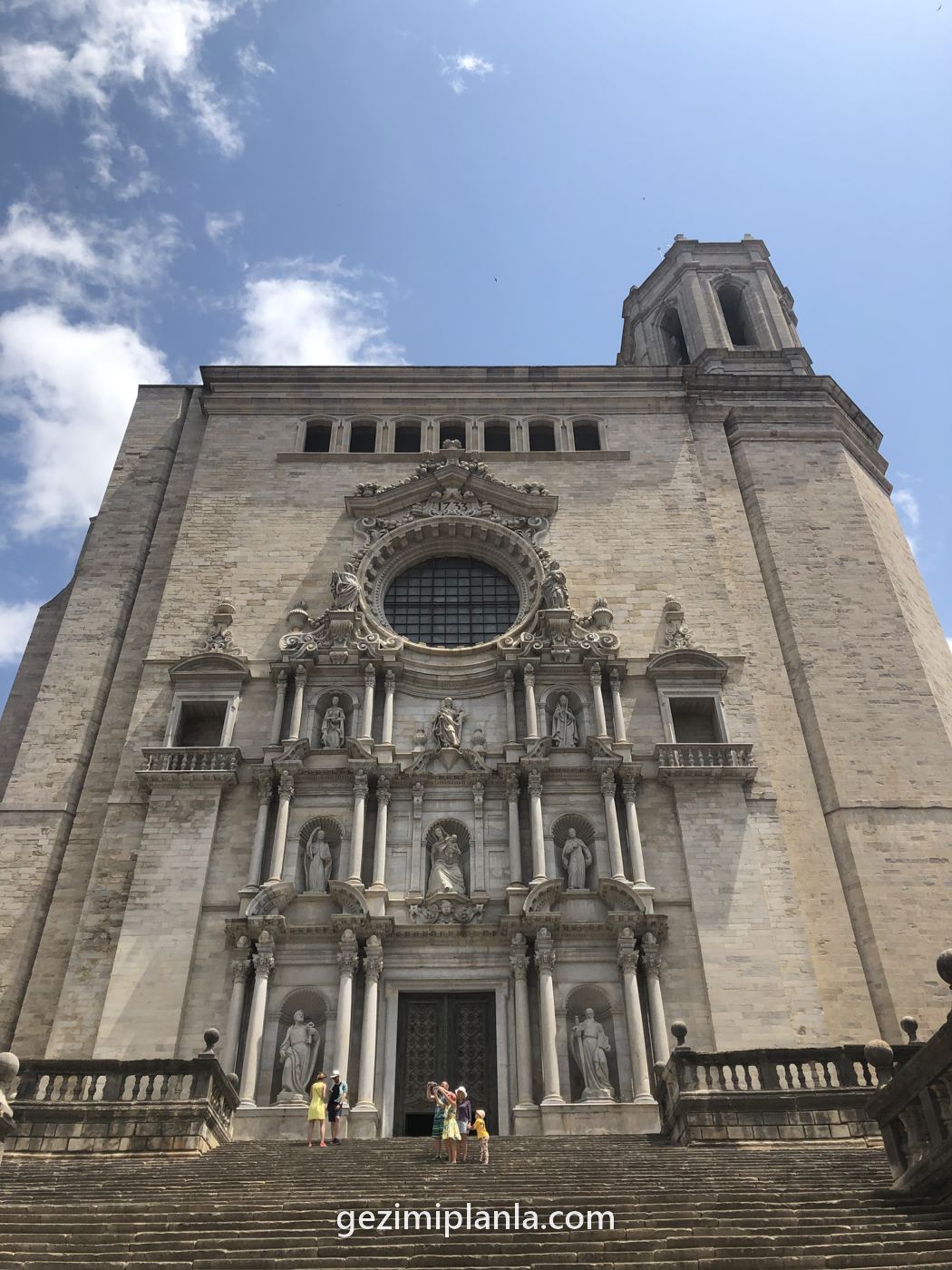 Girona Katedrali'nin barok cephesi ve merdivenleri