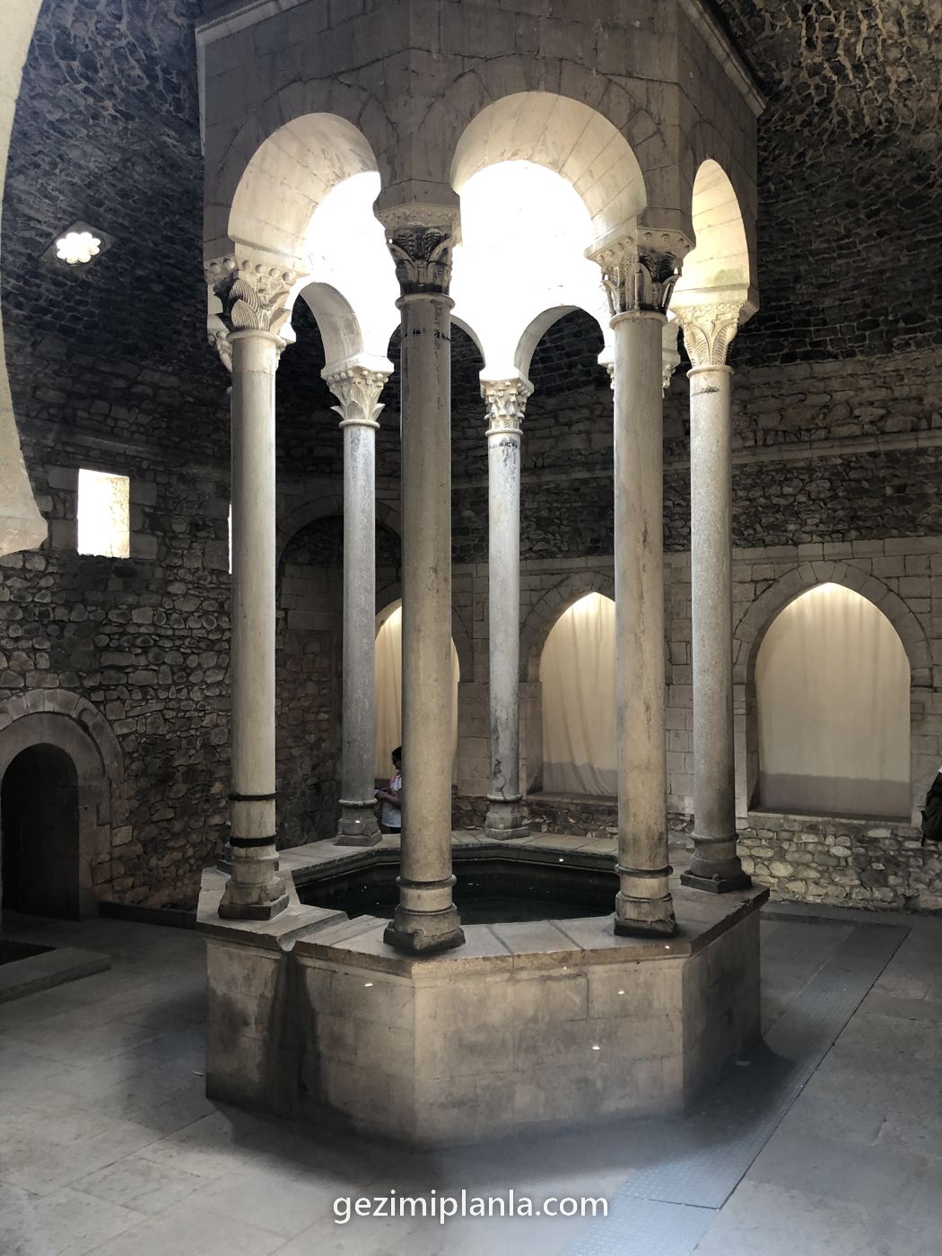 Girona'da Arap hamamlarının kemerli iç avlusu