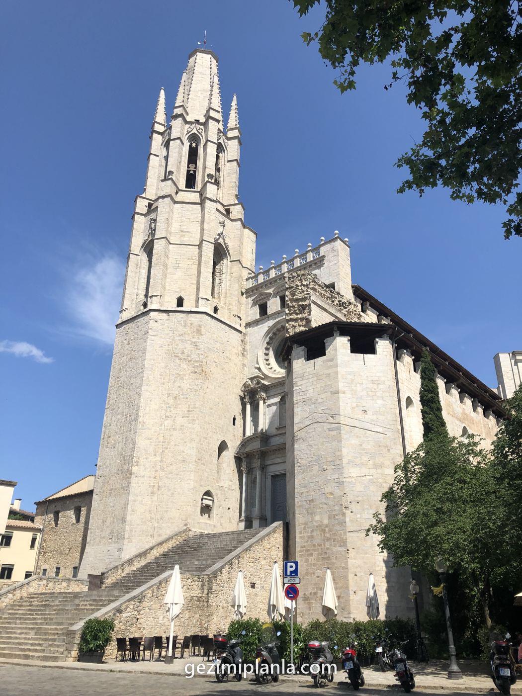 Sant Feliu kilisesinin kulesi