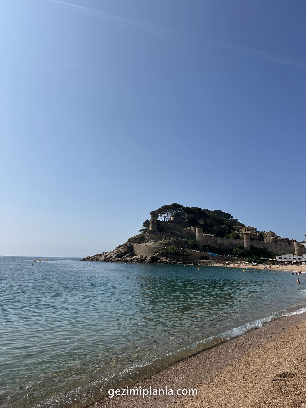 Tossa de Mar'da koy ve kayalık ada