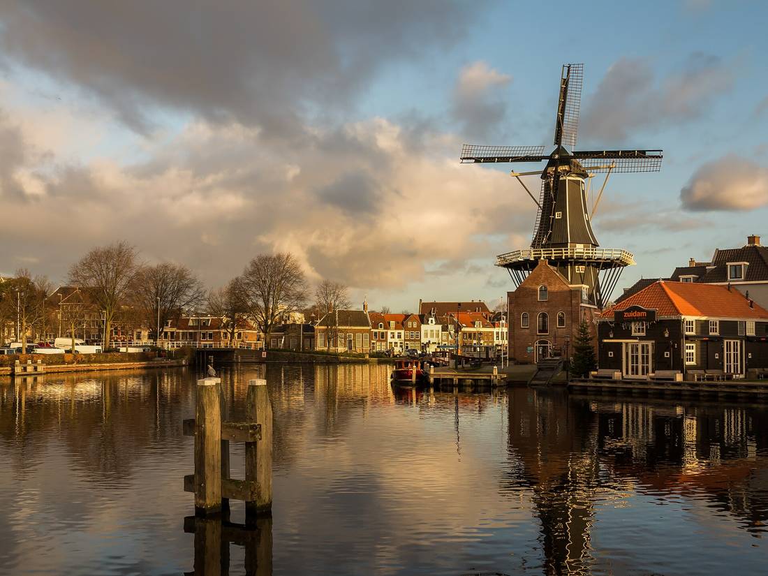 Spaarne kenarinda De Adriaan yel degirmeni