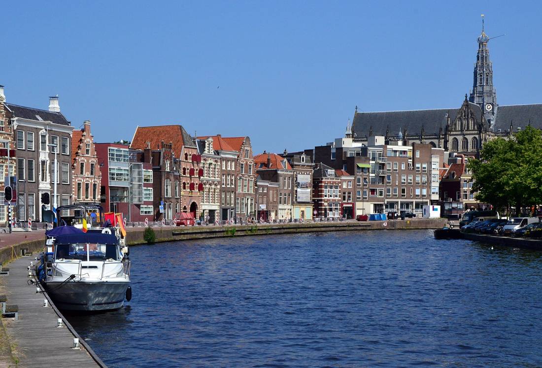 Spaarne Nehri ve kanal evleri