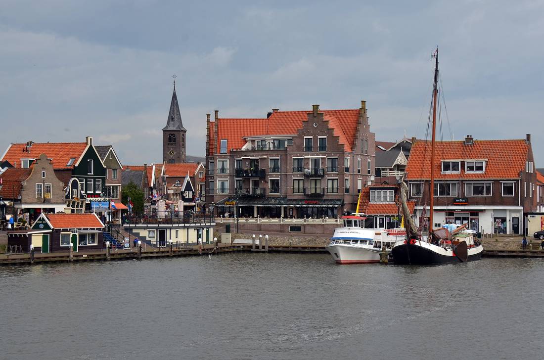 Volendam limani ve ahsap evler