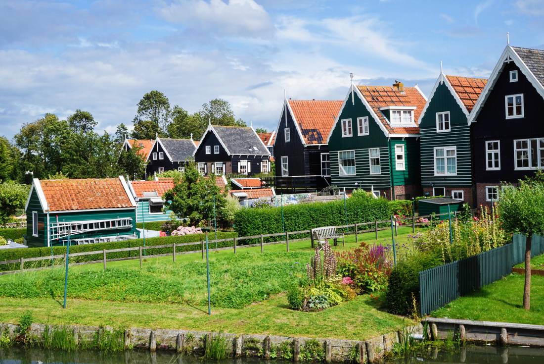 Marken'de yesil ahsap evler