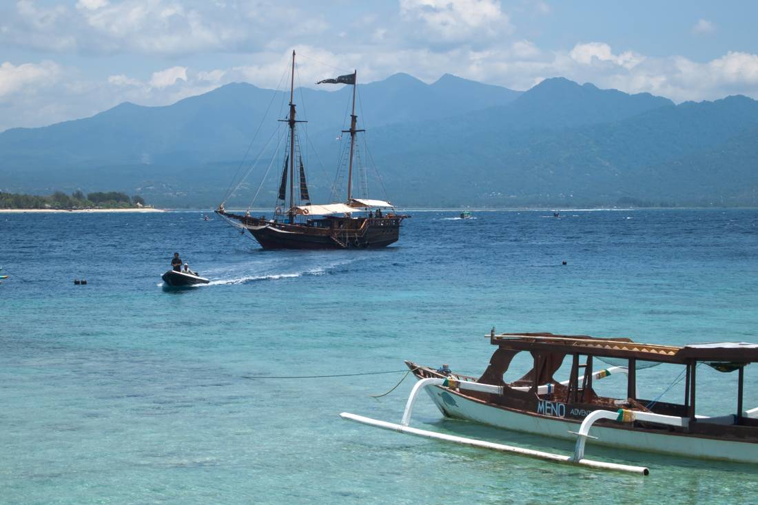 Gili adalarında geleneksel tekneler ve arkada Lombok