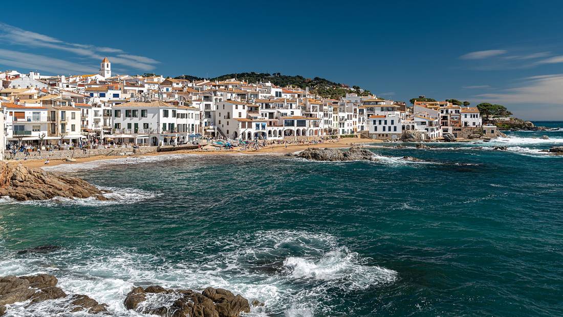 Calella de Palafrugell'de beyaz evler ve koy