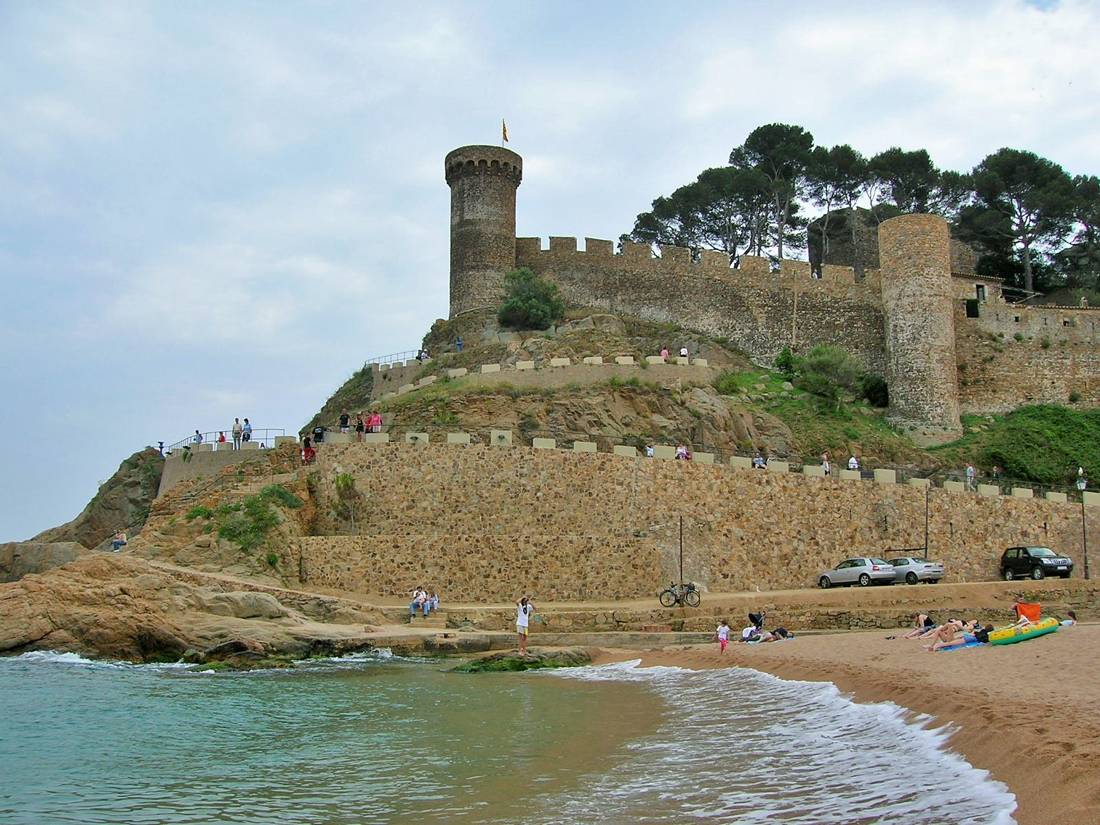 Tossa de Mar'da surlu kale ve plaj