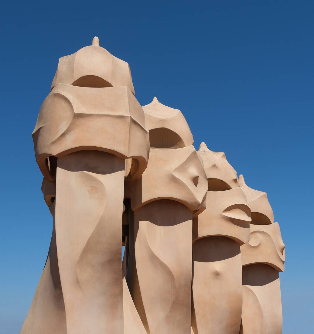 La Pedrera'nın çatısındaki baca heykelleri