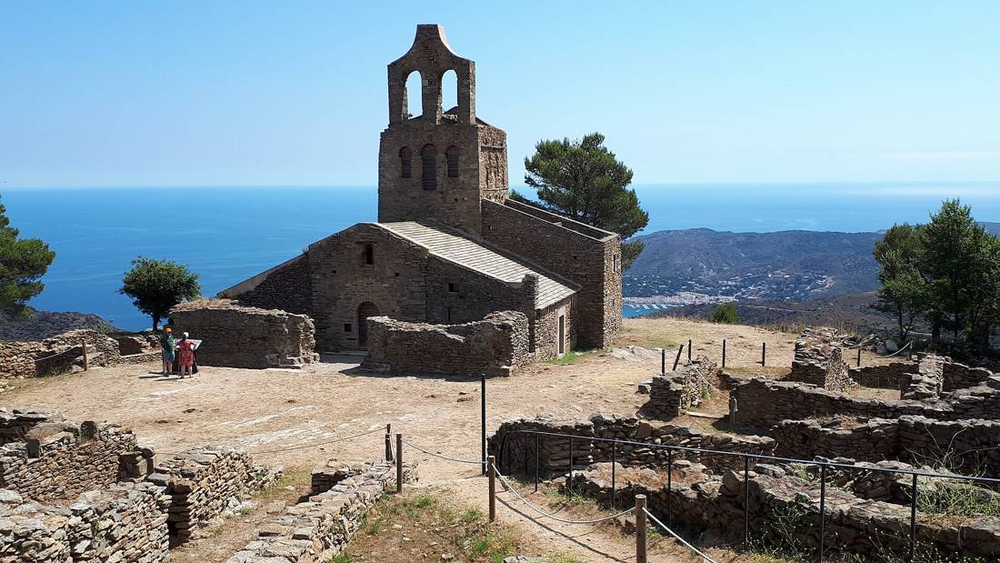 Girona'da taş merdivenli dar sokak