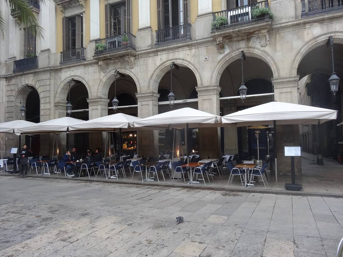 Plaça Reial'in kemerli cephesi ve teraslar