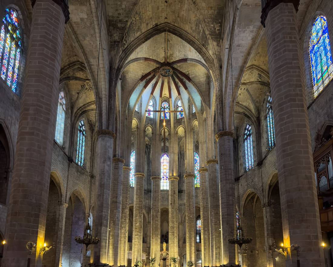 Santa Maria del Mar'ın iç mekânı ve sütunları