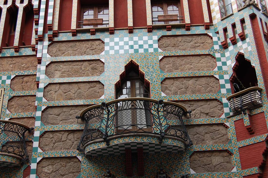 Casa Vicens'in balkon ve çini ayrıntısı