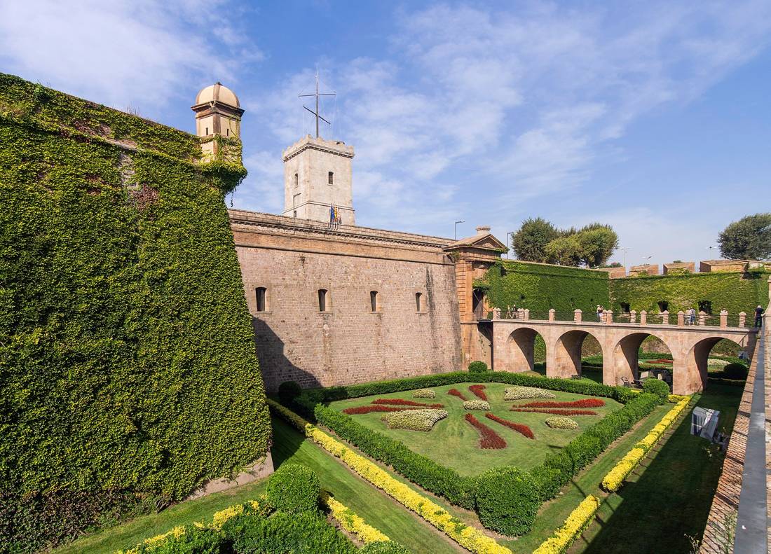Montjuïc Kalesi'nin surları ve bahçesi