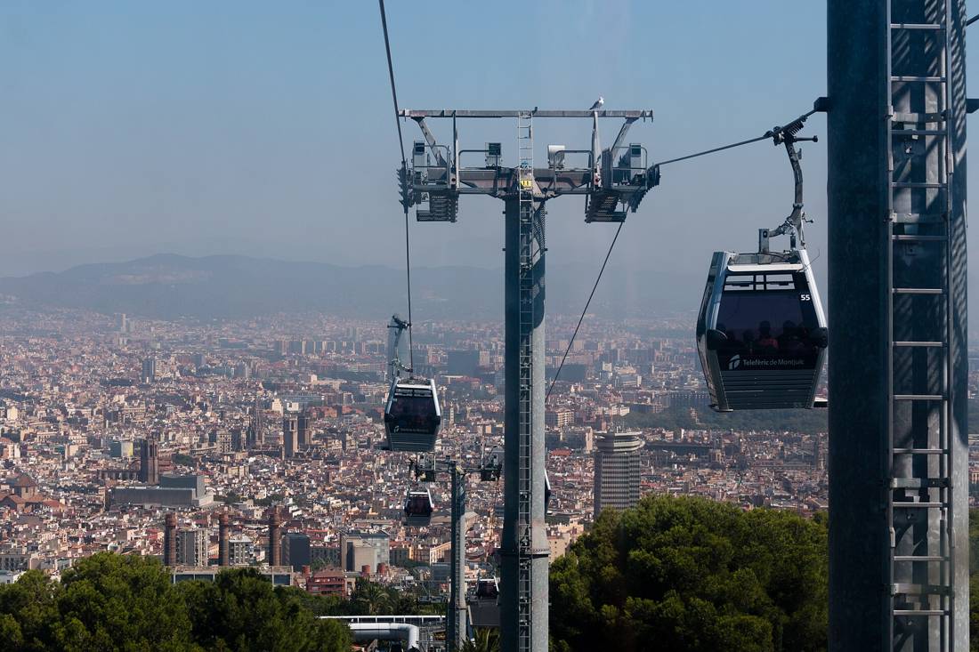 Montjuïc teleferiği ve şehir manzarası