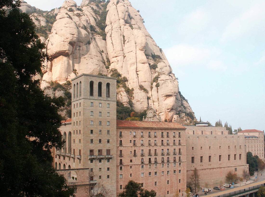 Montserrat Manastırı ve arkasındaki kaya kütlesi