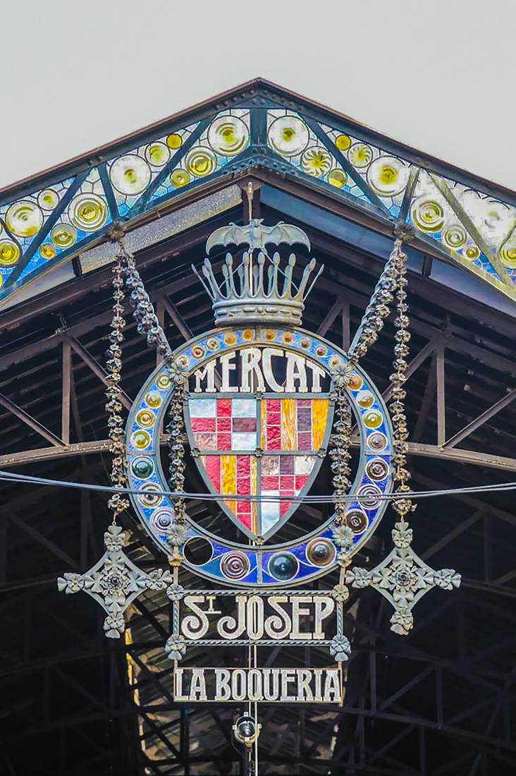 Boqueria Pazarı'nın renkli cam girişi