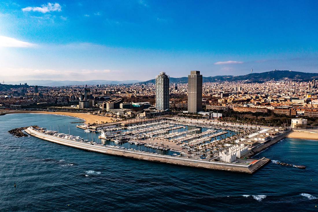 Barcelona limanı ve sahil şeridi havadan