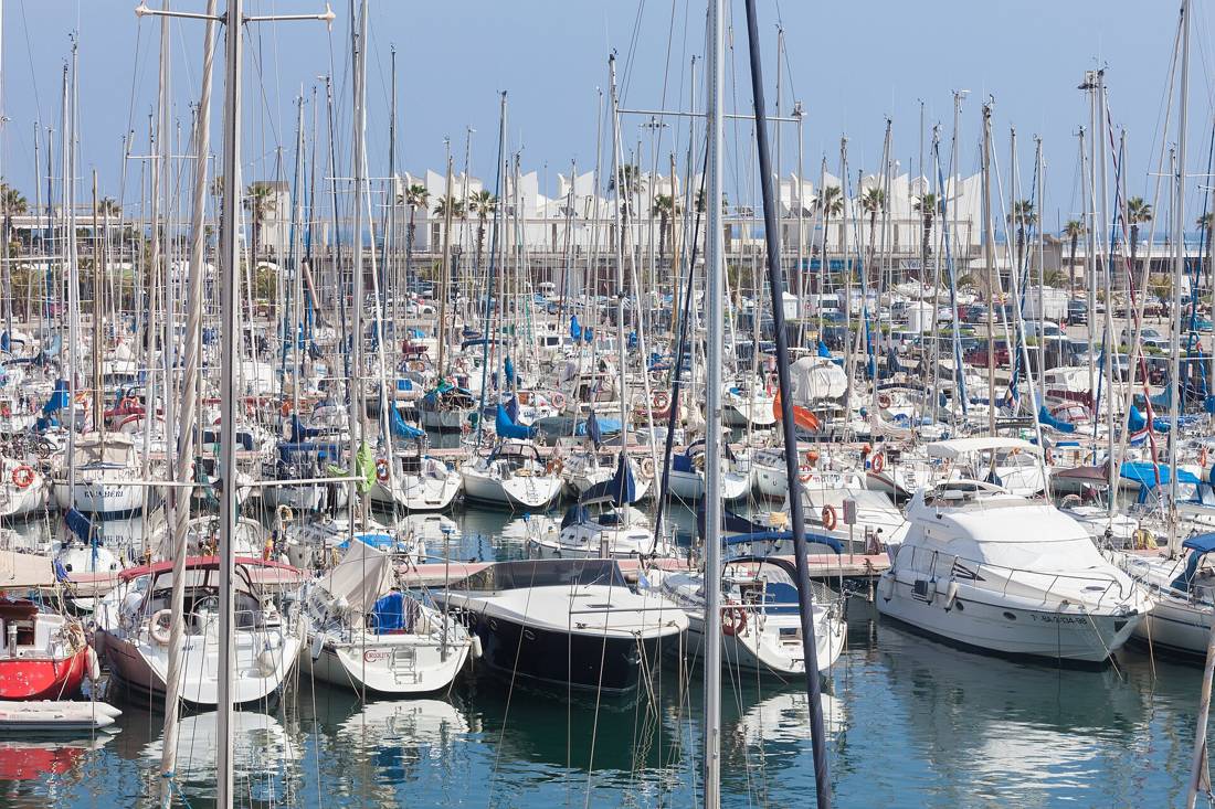 Port Olímpic'te yatlar