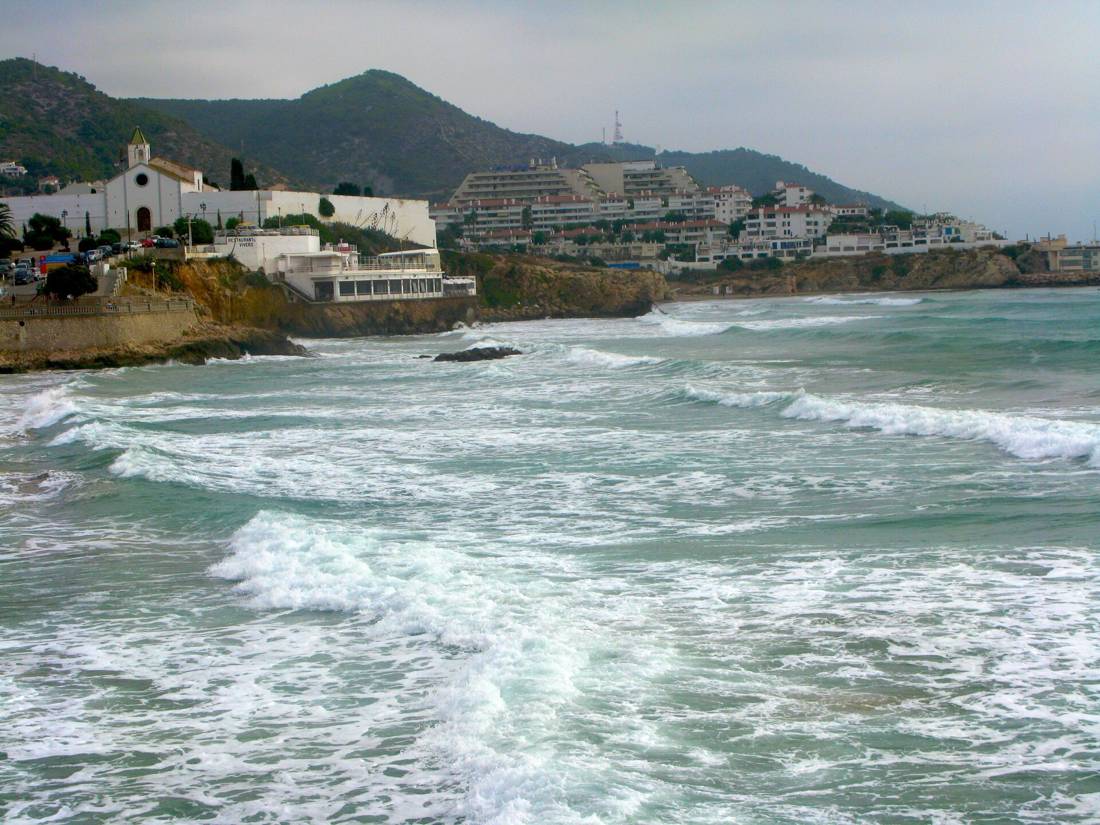 Sitges'te kumsal ve dalga