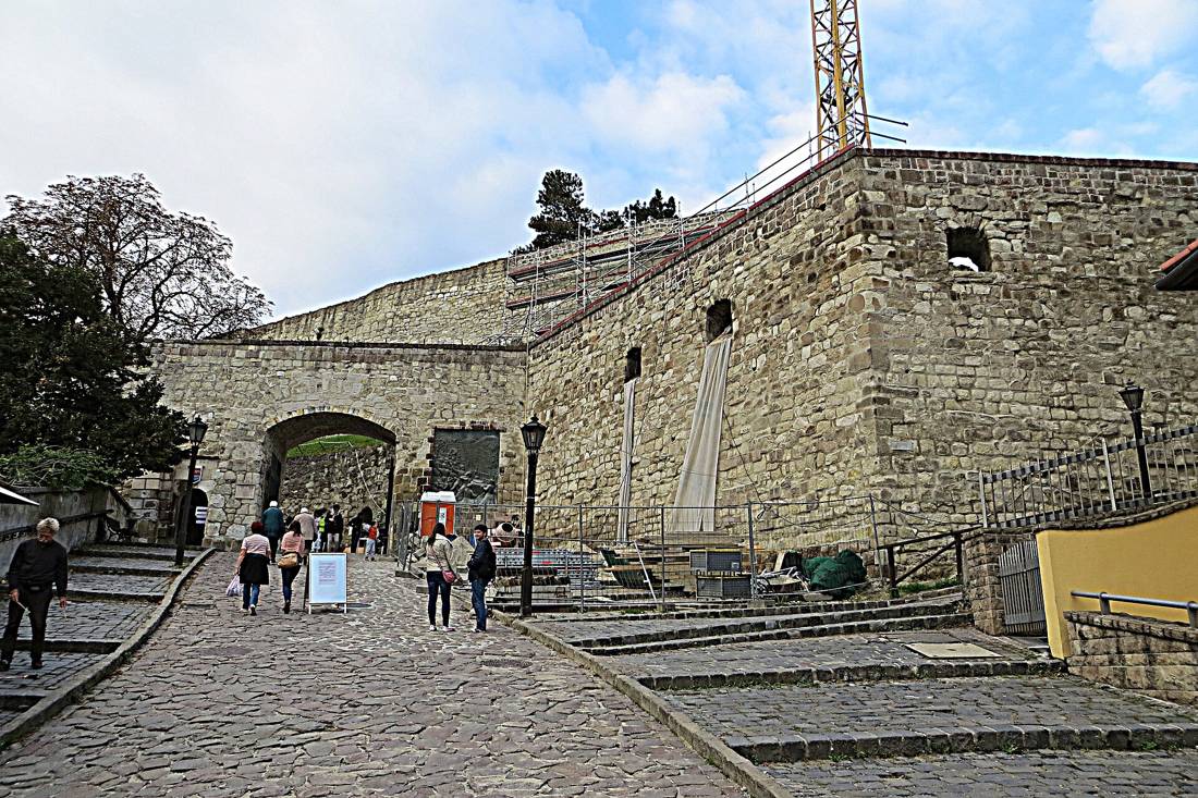Eger Kalesi'nin surları