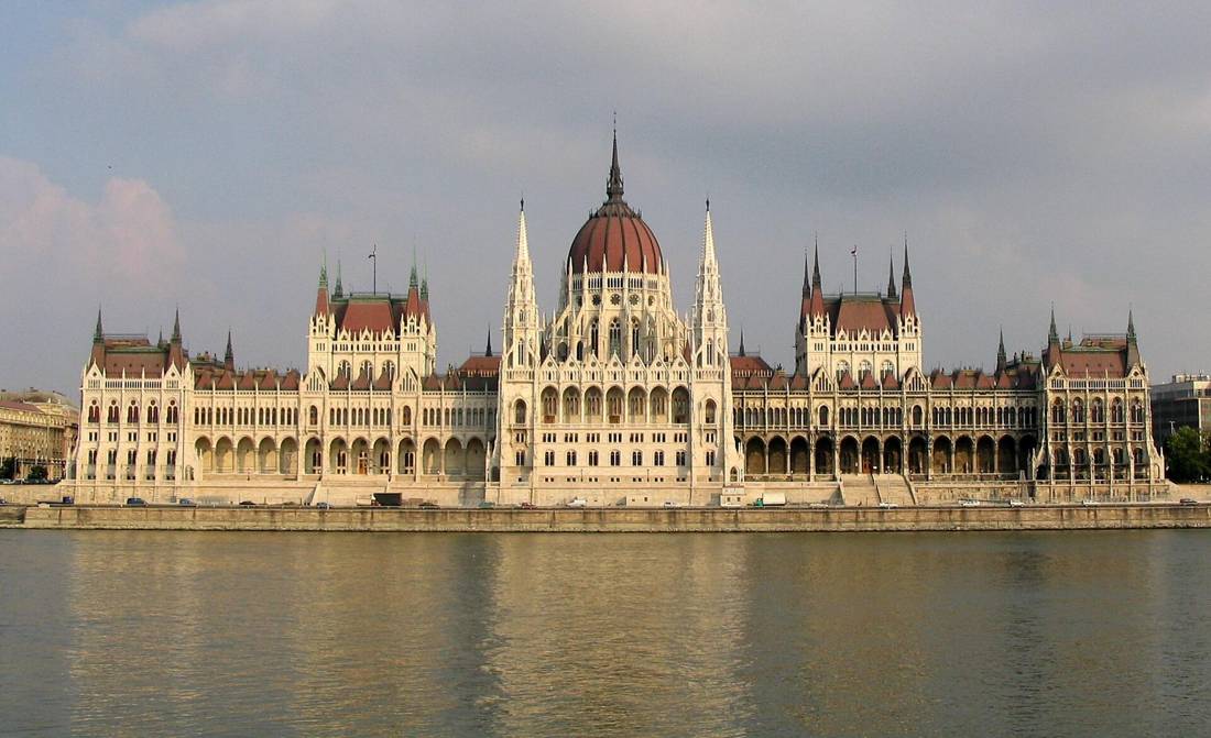 Macar Parlamento Binası nehirden