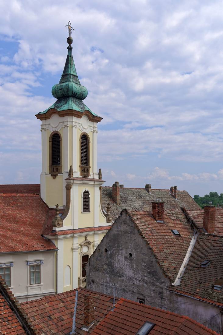 Szentendre'de kilise ve kırmızı çatılar