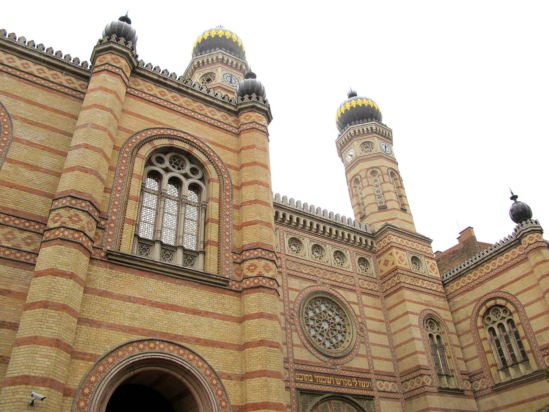 Dohány Sokağı Sinagogu'nun cephesi
