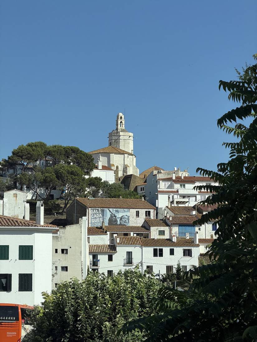 Cadaqués'in beyaz evleri ve kilisesi