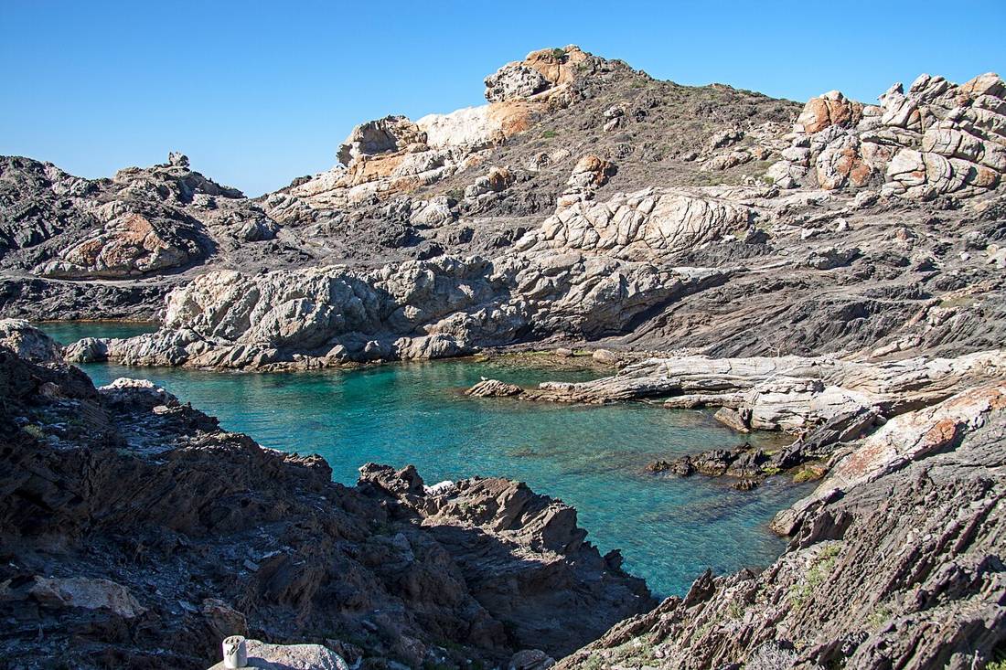 Cap de Creus'ta rüzgârın oyduğu kayalar