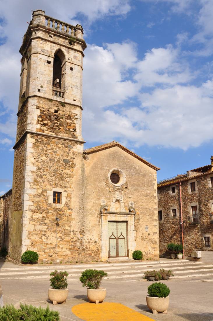 Peratallada'da taş kilise ve meydan