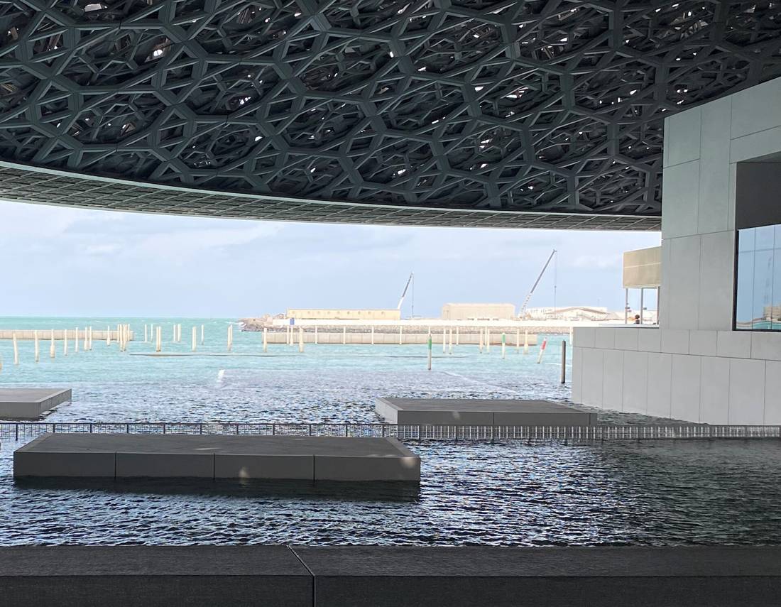 Louvre Abu Dhabi kubbesinin altı ve deniz