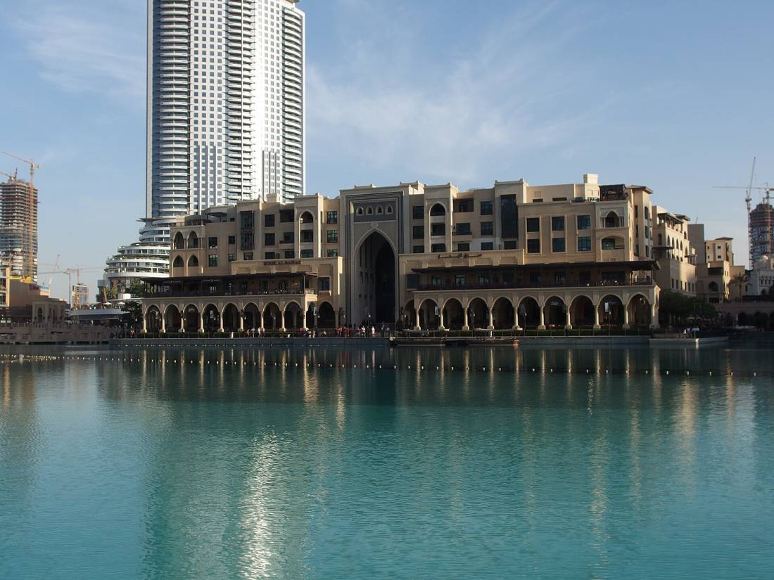 Burj Gölü kıyısında Souk Al Bahar