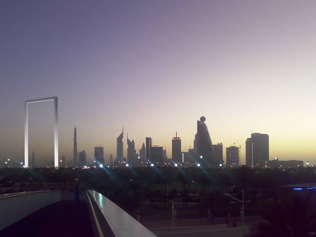 Gün batımında Dubai Frame