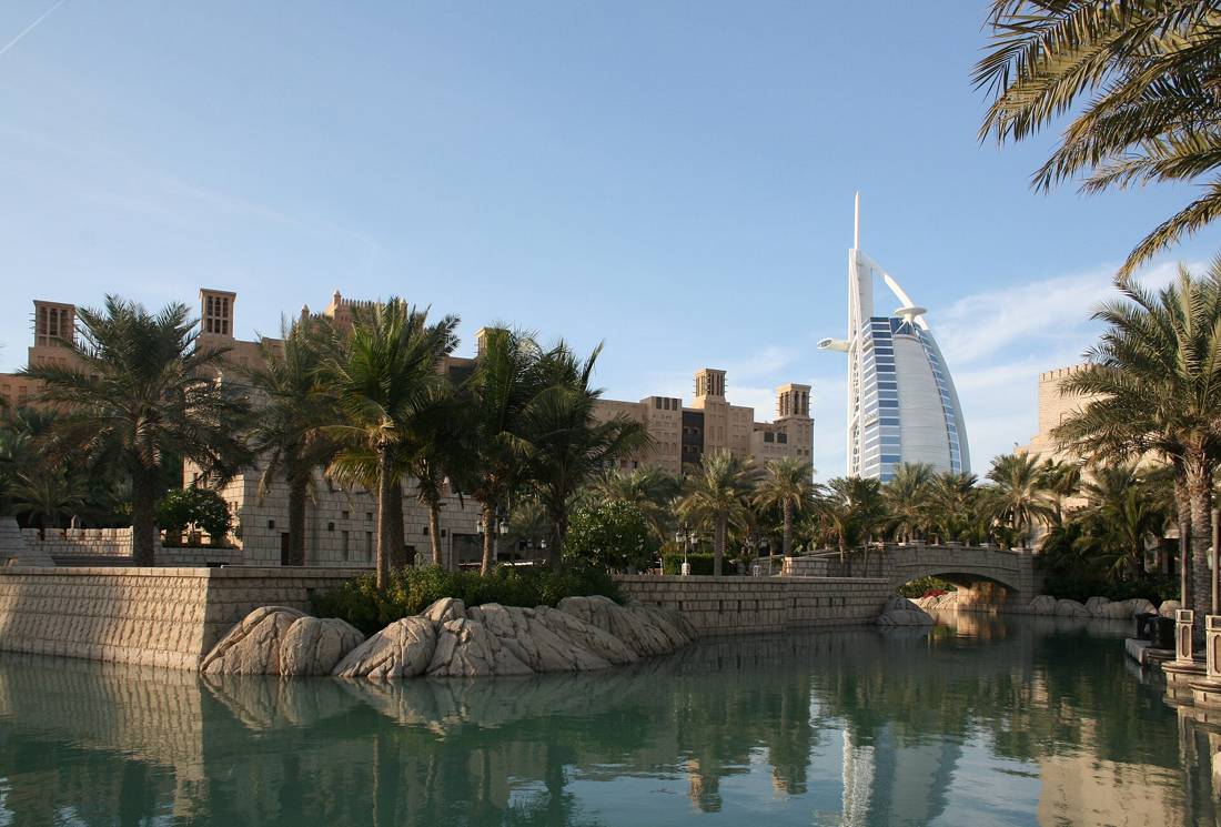 Madinat Jumeirah kanalları ve Burj Al Arab