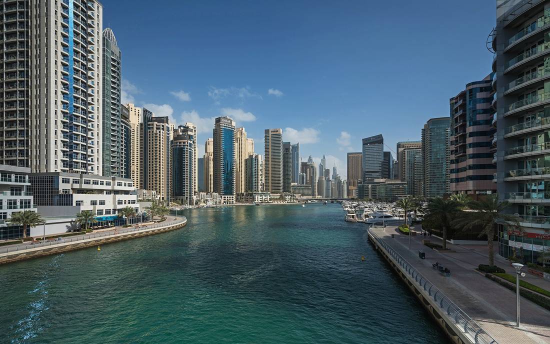 Dubai Marina kanalı ve gökdelenler