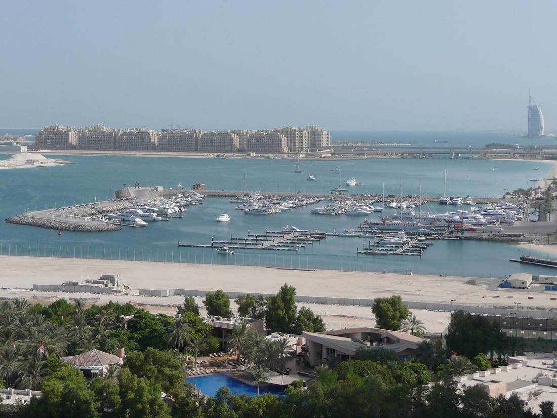 Marina limanı ve uzakta Palm adası