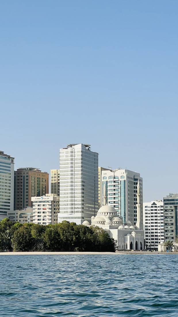 Al Noor Camii ve Şarika silueti