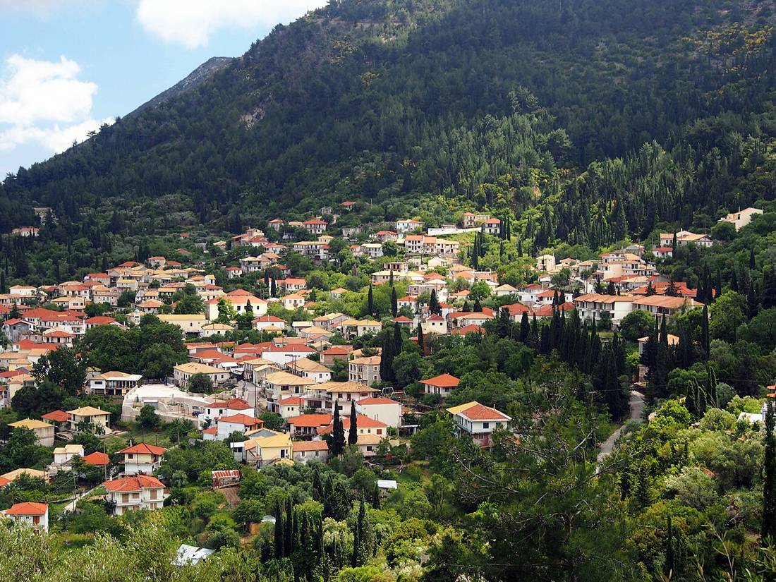 Karya köyü ve çevresindeki yeşil tepeler